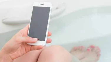 Una mujer se electrocutó al tratar de hacerse un selfie en la bañera
