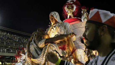 Rostros tiznados en Carnaval de Río provocan debate