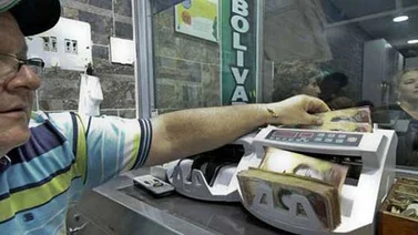 EFE: Venezolanos pasan una "odisea" esperando en Cúcuta dinero del exterior