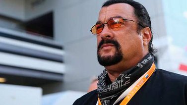 Extra acusa a Steven Seagal de abusarla junto al retrato de su esposa