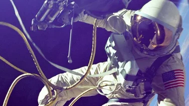 Astronautas de la NASA reemplazan brazo robótico de estación orbital