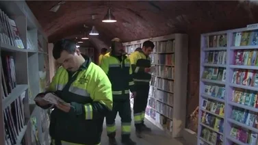 Basureros turcos rescatan libros desechados y les dan una segunda vida (+Video)