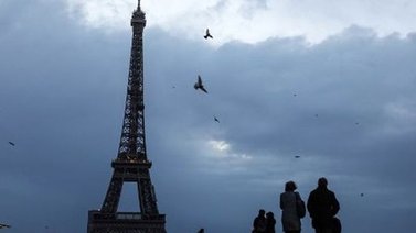 La Torre Eiffel cierra por las fuertes ráfagas de viento provocadas por una tormenta