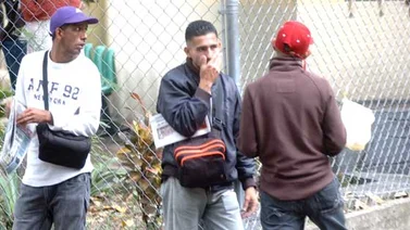 Apuñalan a dos hombres en asaltos