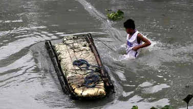 Tembin sale de Filipinas reforzado como tifón tras dejar unos 200 muertos