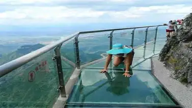 Broma en puente de cristal causa pánico entre sus visitantes Broma en puente de cristal causa pánico entre sus visitantes