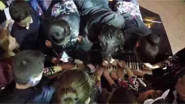 18 adolescentes y 2 profesores tocaron un piano para batir un récord Guinness (+Video)
