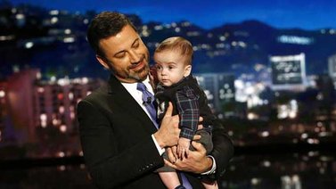 Con su hijo en brazos Jimmy Kimmel pide seguro para niños