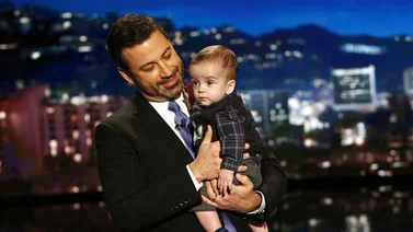 Con su hijo en brazos Jimmy Kimmel pide seguro para niños