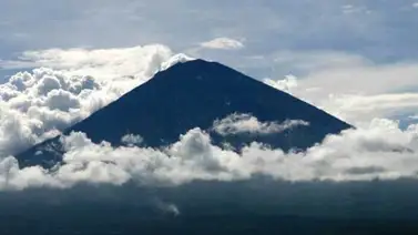 Unos 100.000 evacuados y 59.000 pasajeros afectados por volcán Agung en Bali Unos 100.000 evacuados y 59.000 pasajeros afectados por volcán Agung en Bali