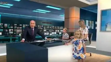Una niña se roba la atención en informativo de TV (+Video) Una niña se roba la atención en informativo de TV (+Video)