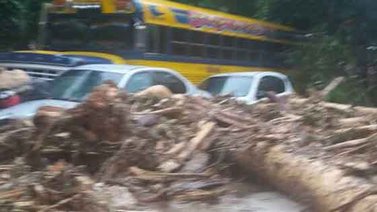 Protección Civil atiende afectación en la vía de Choroní por lluvias