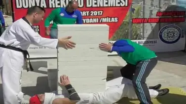 Hombre marca un nuevo récord mundial al mantener 16 bloques de concreto en su pecho (+Video) Hombre marca un nuevo récord mundial al mantener 16 bloques de concreto en su pecho (+Video)