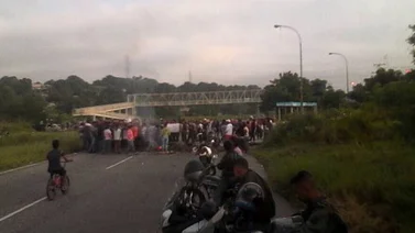 Reportaron protesta por fallas en servicios públicos en carretera Charallave-Ocumare