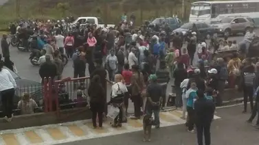 Manifestantes trancan Super Líder por falta de alimentos (+Foto) Manifestantes trancan Super Líder por falta de alimentos (+Foto)