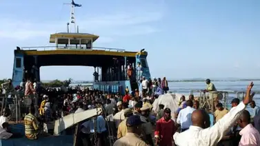 Al menos 27 muertos y 54 desaparecidos en el naufragio de un barco en RDC Al menos 27 muertos y 54 desaparecidos en el naufragio de un barco en RDC