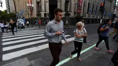 Chile pone semáforos para los adictos a los teléfonos inteligentes Chile pone semáforos para los adictos a los teléfonos inteligentes