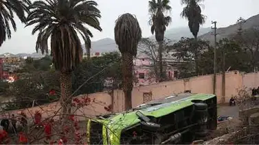 Siete muertos y más de 20 heridos al volcarse un autobús turístico en Lima Siete muertos y más de 20 heridos al volcarse un autobús turístico en Lima