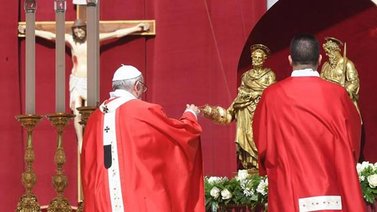Papa Francisco aleja del Vaticano a dos cardenales en posiciones clave