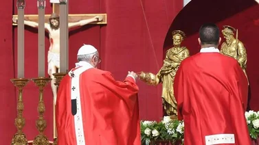 Papa Francisco aleja del Vaticano a dos cardenales en posiciones clave
