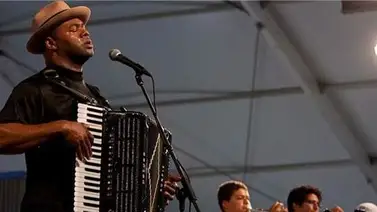 Regresan las noches de acordeón y pícnic a Nueva York Regresan las noches de acordeón y pícnic a Nueva York