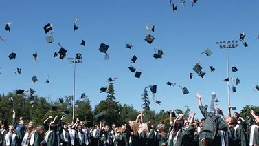 Graduarse requiere tener toga y "billete"