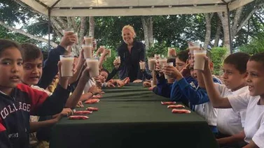 Diana D’Agostino inicia programa para llevar el vaso de leche a colegios de Caracas