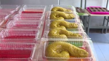 Pasteles con forma de "caca" de perro causan furor en Tailandia (+Video)