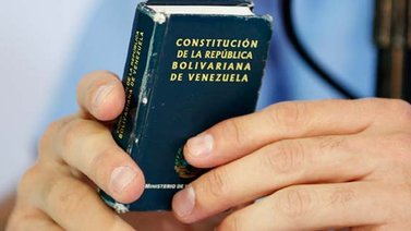 Al artículo 350 de la Constitución le hace falta manual