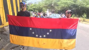 Pancartas y banderas al revés acompañaron el funeral de Neomar Lander (+Fotos) Pancartas y banderas al revés acompañaron el funeral de Neomar Lander (+Fotos)