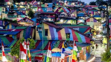 Viviendas en Indonesia la apodaron "aldea arco iris" por sus colores llamativos (+Video)