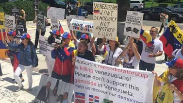 Venezolanos protestan frente a la OEA en Washington