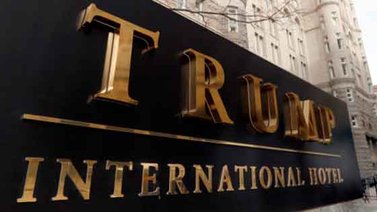 Detienen a un hombre en hotel de Trump con un rifle de asalto en su automóvil