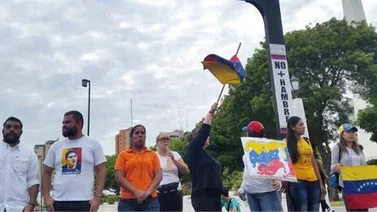 Estudiantes protestan desde Plaza de la República junto a la sociedad civil