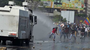 Capriles cree que utilizaron presos disfrazados de GN para reprimir marchas