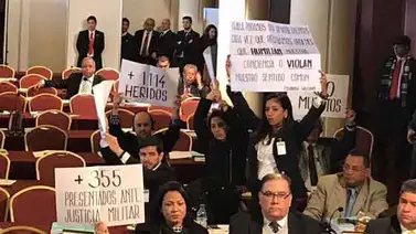 Diputados opositores venezolanos despliegan pancarta en la sede del Parlasur Diputados opositores venezolanos despliegan pancarta en la sede del Parlasur