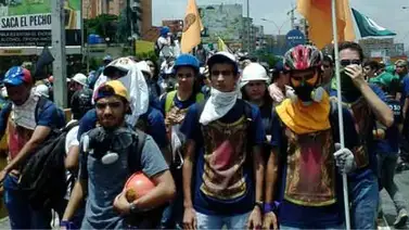 Manifestantes portaron franelas que emulan el uniforme del Libertador Simón Bolívar (+Fotos) Manifestantes portaron franelas que emulan el uniforme del Libertador Simón Bolívar (+Fotos)