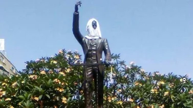 Colocan capucha a estatua de José Martí en Chacaíto (+Foto)