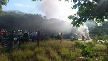Reportan calles trancadas por protesta en San Juan de Lagunilla, Mérida (+Fotos)