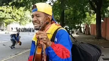Guardia le quita el violín a un joven y se lo devuelve destruido (+Video)