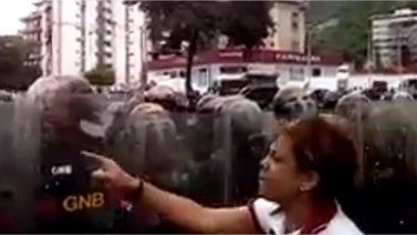 Maestras reclamaron a la GN por disparar lacrimógenas (+Video)