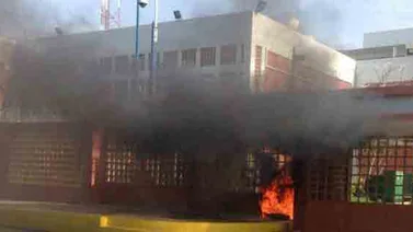 Incendian entrada de la Universidad Rafael Belloso Chacín (URBE), Zulia