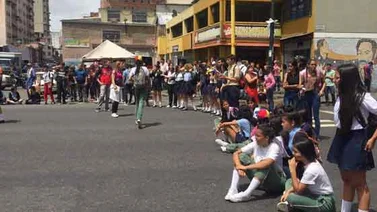 Estudiantes de bachillerato trancan avenida Lecuna para protestar contra el Gobierno