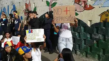 Estudiantes protestan en Catia contra el Gobierno de Maduro Estudiantes protestan en Catia contra el Gobierno de Maduro