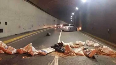 Paso obstaculizado por barricadas en túnel La Trinidad