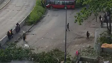 Cierran con barricadas vías en El Paraíso