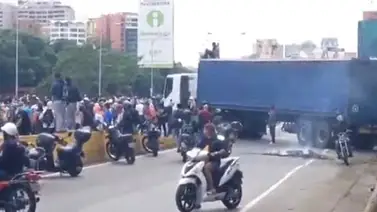 Con camiones de carga manifestantes trancan la Francisco Fajardo (+Video) Con camiones de carga manifestantes trancan la Francisco Fajardo (+Video)