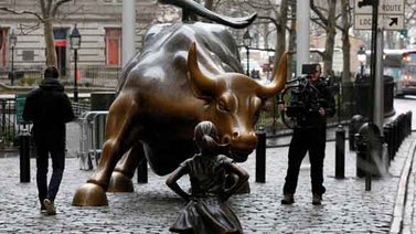 La estatua de la "Niña sin miedo" seguirá en Wall Street un año más (+Video)