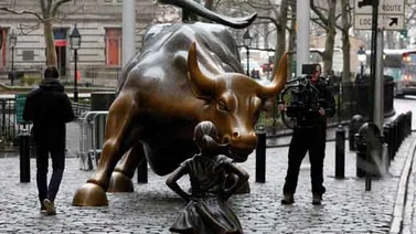 La estatua de la "Niña sin miedo" seguirá en Wall Street un año más (+Video)
