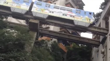 Ruta de tren en China pasa a través de un edificio (+Video)